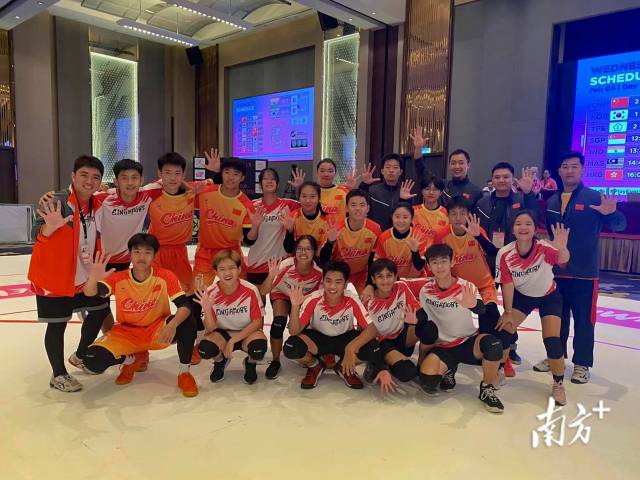 中国队和马来西亚队合照。