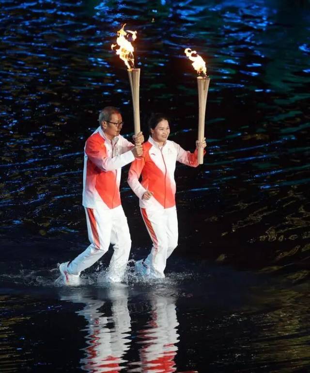 冼东妹(右)在十五运会开幕式传递火炬 冼东妹(右)在十五运会开幕式传递火炬