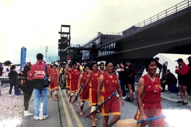 1999年,沙田女子龙舟队出征英国。 1999年,沙田女子龙舟队出征英国。
